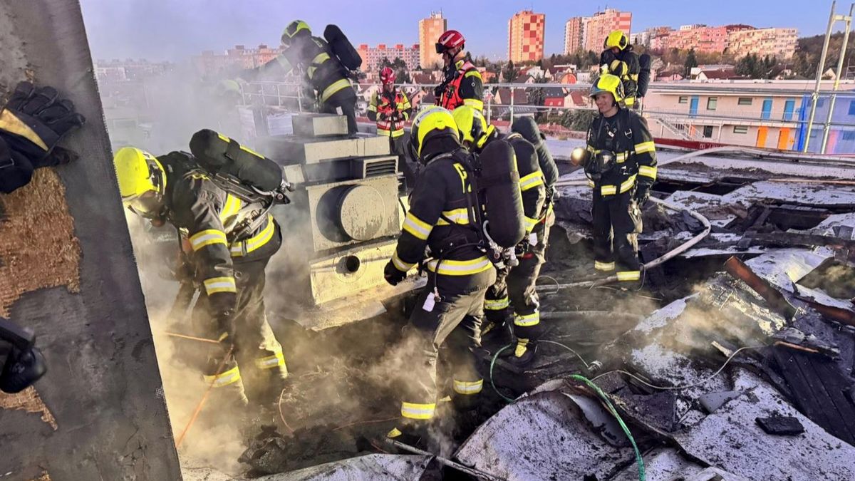 Hasiči ráno likvidovali požár radnice Prahy 15, zásah komplikoval oheň pod střechou